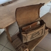 Ein Schulranzen aus Leder, wie man ihn früher hatte - gefunden im Schulhaus Weidhausen