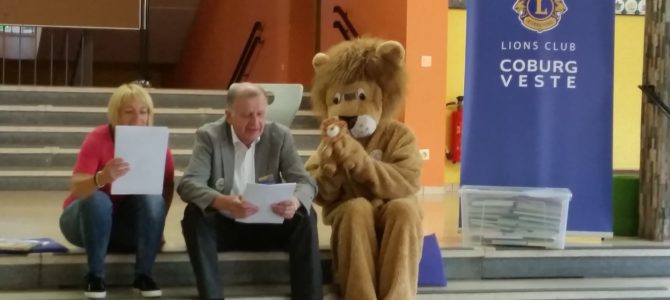 Lions Club spendet zwei Bücherkisten